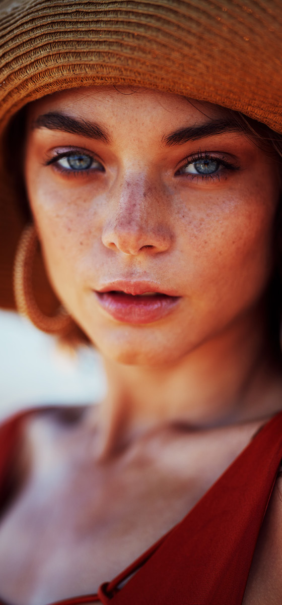 Immagine del viso di una ragazza, molto naturale, esposta al sole